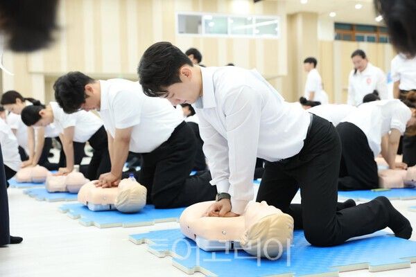 신천지 베드로지파는 지난 23일 광주·전남 7개 교회의 예배 안내자 약 400명을 대상으로 CPR 교육을 신천지 광주교회에서 진행했다. /사진-신천지 베드로지파