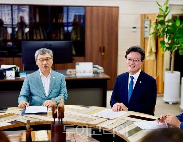 더불어민주당 채현일 의원이 지난 21일 서울시교육청에서 정근식 서울시교육감과 정책간담회를 갖고 영등포구 교육의 질적 개선을 위한 교육 현안을 논의하고 있다.