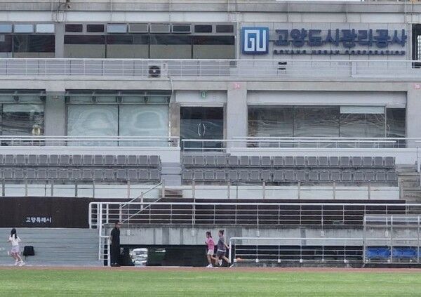 을지훈련 기간 중 실시 된 민방위 재난대피 방송 중에도 종합운동장에서 훈련하는 코치와 어린선수들/투엄코리아뉴스 김경남 기자