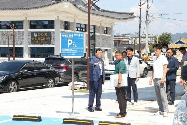 주낙영 경주시장이 통합청사 현장을 살피고 있다./사진-경주시