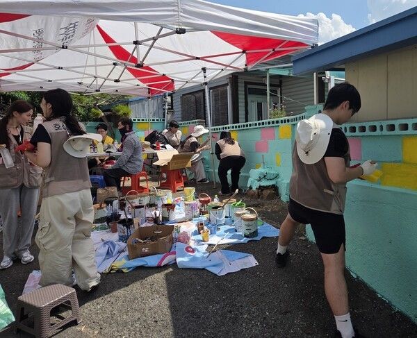 빛나는 벽화거리 작업모습./사진-의성군