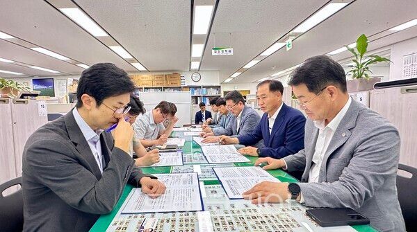 권익현 부안군수는 26일 국토교통부 철도정책과를 방문해&nbsp;제5차 국가철도망 구축계획에 서해안철도 및 영호남내륙철도를 반영해달라 요청했다. /사진-부안군