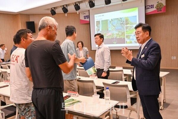 남한강 환경교육산업선 운행 타당성 용역 최종보고회에 참석한 전진선 군수(오른쪽)/투어코리아뉴스 김경남 기자