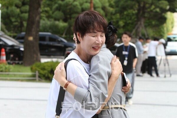 27일 오전 서울 여의도 국회 소통관 앞에서 열린 ‘문신사법 복지위 통과 기념 문신사 캐리커처 나눔 행사’에서 문신사 제도화 민관협의체 TFT 신유정 공동회장 모습