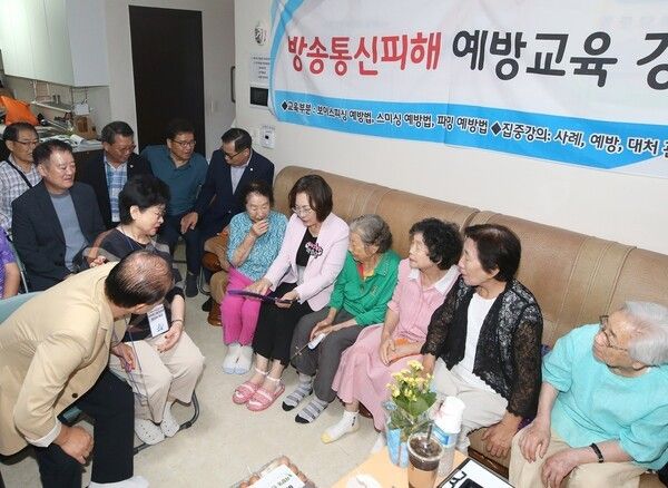 박희영 용산구청장 용문동 브라운스톤 경로당 방문 어르신들과 소통 모습(사진제공=용산구청)