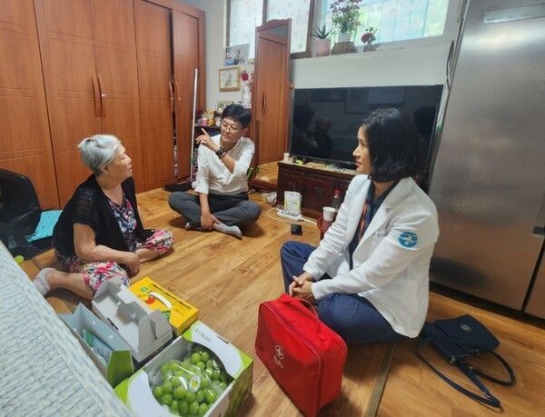 폭염 속 건강 취약계층 가정방문 모습(사진제공=광주시청)