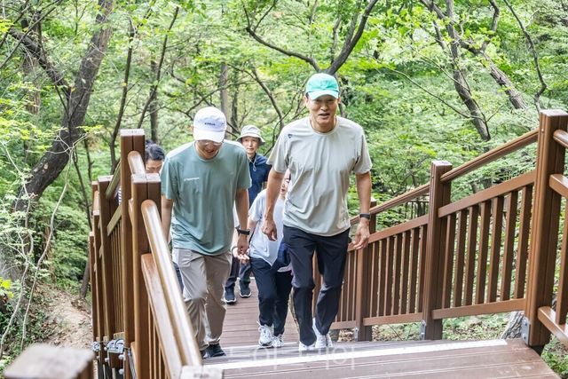 오세훈 서울시장이 2일 오전 정희원 서울 건강총괄관(왼쪽)과 지난달 28일 개장한 명동 일대와 남산정상을 잇는 남산 북측숲길을 오르며 현황을 점검하고 있다./사진=서울시