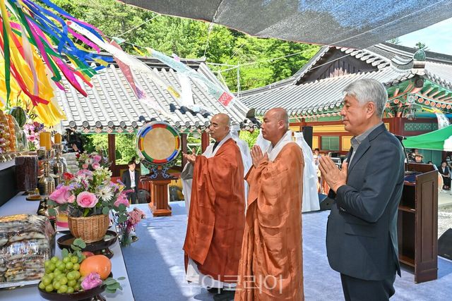  정암사 개산문화제 전통 제례 봉행하는&nbsp; 최승준 정선군수 /사진 =정선군