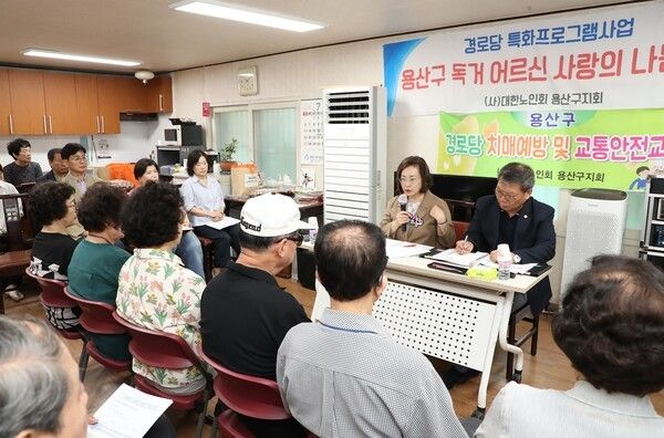 박희영 용산구청장 이태원제1동 청화아파트 경로당 방문 어르신들과 소통 모습(사진제공=용산구청)