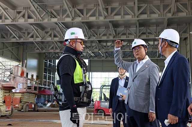 사진은 취임 직후인 지난 1일 ‘2025년 아시아태평양경제협력체(APEC) 정상회의’ 개최지인 경주를 찾아 현장 점검하는 최휘영 장관(중앙).