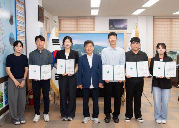 남한권(가운데) 울릉군수 민원처리 마일리지제 우수공무원 수상자와 기념촬영 모습(사진제공=울릉군청)