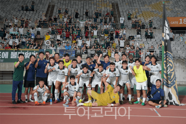 김포FC 선수단이 지난 2일 오후 화성종합경기타운 주경기장에서 하나은행 K리그2 2025 23라운드 경기 후 승리샷 촬영을 하고 있다.