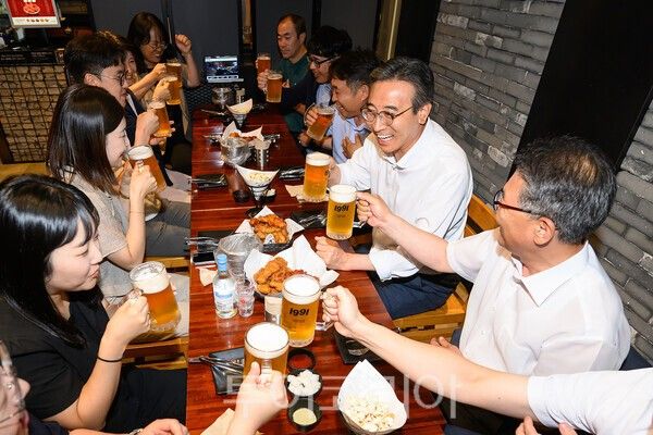 오순문 서귀포시장은 지난 7월 31일 저녁 시내 명동로에 위치한 치킨집을 찾아 직원들과 허심탄회한 소통의 자리를 가졌다. /사진-서귀포시