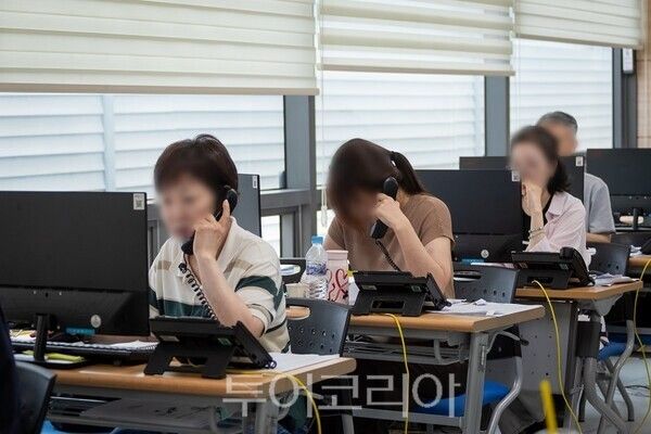 ‘찾아가는 신청’ 요청 전화에 응대 중인 인천 서구청 콜센터 모습