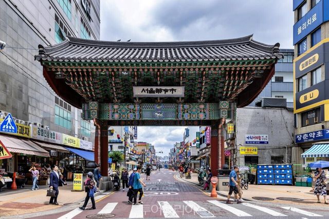 서울한방진흥센터 외관 약령시입구 /사진-서울관광재단