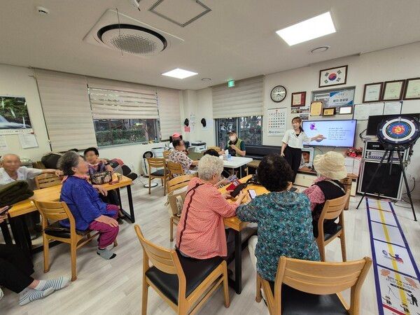 망원2동 쌈지경로당 어르신들 대상 스마트폰 교육 모습(사진제공=마포구청)