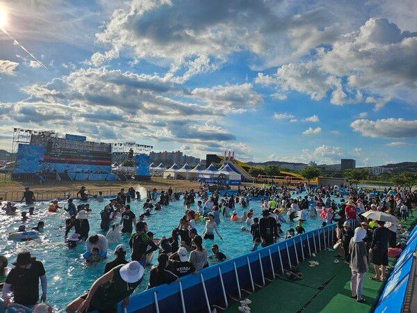 안동 수페스타를 즐기고 있는 시민들과 관광객 모습./사진-안동시