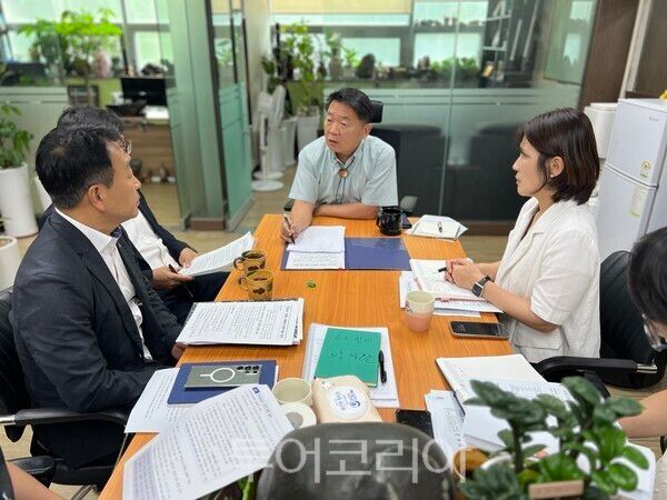 경기도 농정해양위원회 방성환 위원장(중앙)이 지난 1일 경기도교육청의 학교급식 식재료 구매 방식 변경 방침과 관련해 경기도친환경급식지원센터, 경기도농수산진흥원 관계자 등과 간담회를 갖고 있다./사진=경기도의회