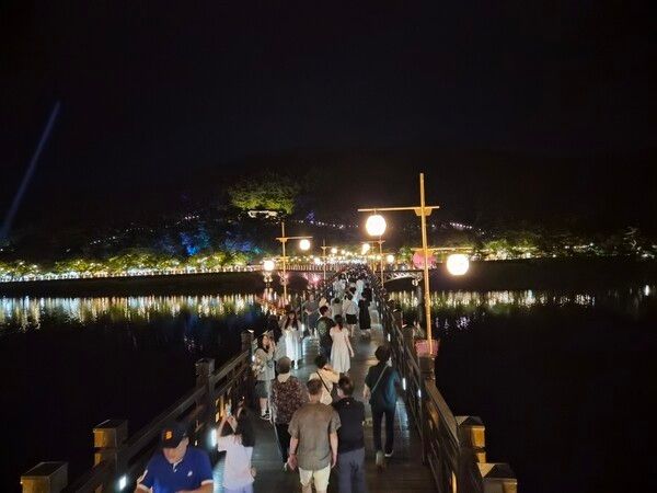 안동댐 인근의 월영교에 관광객들의 발걸음이 이어지고 있다./사진-안동시