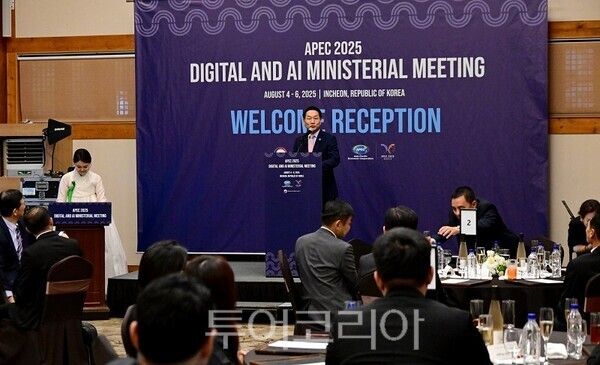 유정복 인천광역시장이 4일 연수구 경원재에서 열린 'APEC 2025 디지털 ·AI 장관회의 만찬'에서 건배사를 하고 있다.