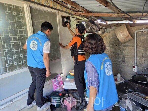 전기 누전차단기 점검 모습. /사진-화순군