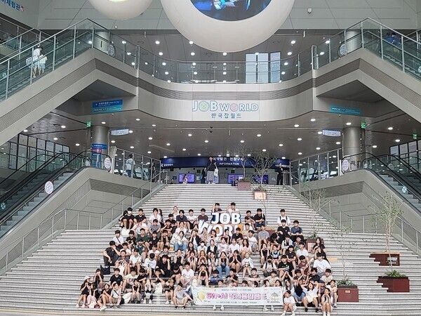 국립인천대학교 과학영재교육연구소가 지난 8월 3일부터 4일까지 1박 2일간, ‘놀이공원의 과학’을 주제로 SW·AI 창의융합 캠프를 개최하고 있다.