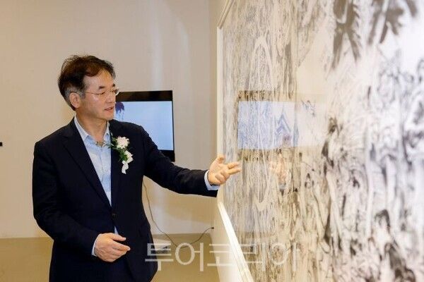 특별기획전 감상하는 이동환 시장/투어코리아뉴스 김경남 기자