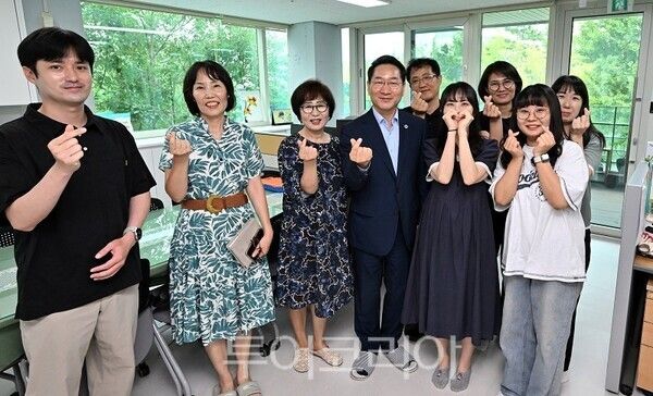 유정복 인천광역시장이 6일 연수구 동심원에서 직원들을 격려하고 있다.