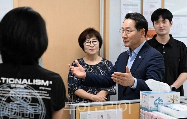 유정복 인천광역시장이 6일 연수구 동심원에서 직원들을 격려하고 있다.