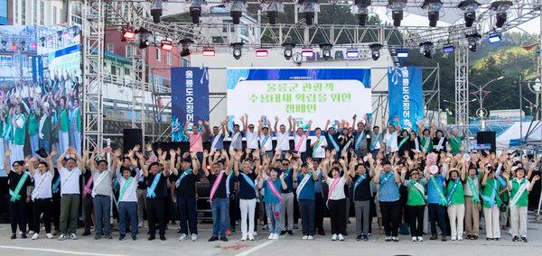 남한권 울릉군수 오징어축제 현장에서 공무원,의회,유관기관 관계자들 울릉 관광 이미지 회복&nbsp; 개선 위안 캠페인 참석 기념촬영 모습(사진제공=울릉군청)