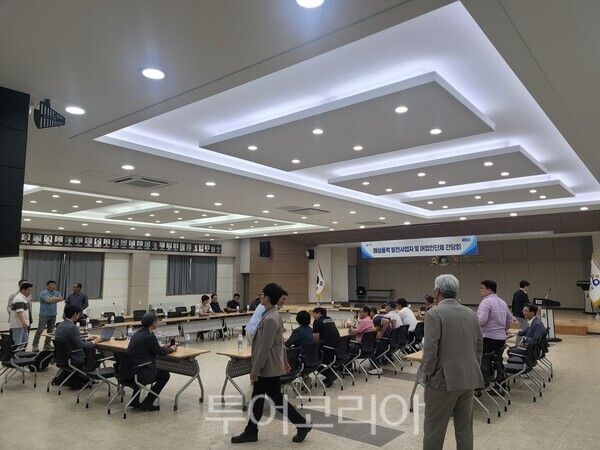 최근 열린 해상풍력 발전사업자 및 어업인단체 간담회 모습. /사진-영광군