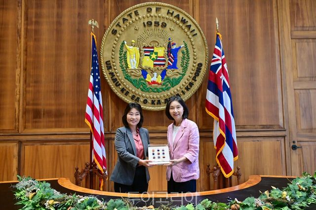 최호정 싀장이서울-호놀룰루 교류 증진에 기여한 공로로 워터스 의장 에 표창을 수여하고 있다./사진=서울시의회