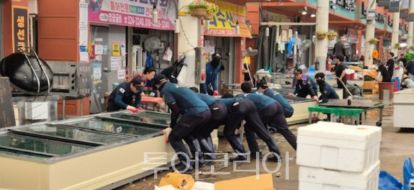 전남경찰청이 최근 집중호우로 큰 피해를 입은 함평 지역의 수해복구 작업에 적극 나섰다. /사진-전남경찰청