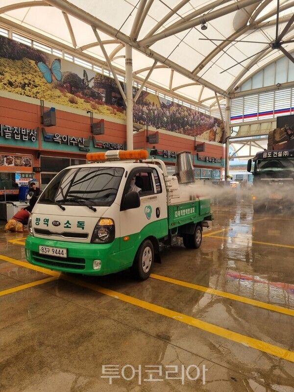 함평군이 방역소독반 7개 반, 인력 60명을 투입해 긴급 방역 활동에 나섰다. /사진-함평군