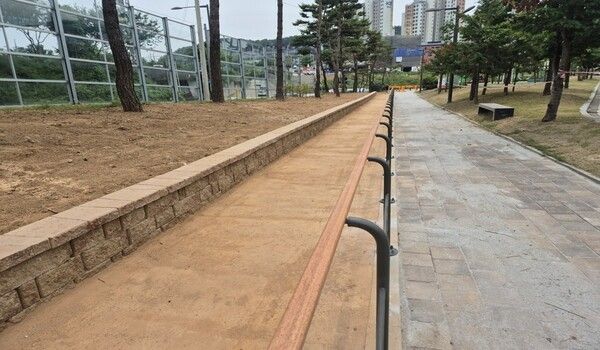 흙 향기 맨발 길 태전동 경관녹지(사진제공=광주시청)