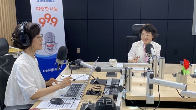 지난 7일 OBS 라디오 프로그램 오늘의 기후에 출연 인터뷰하는 김미리 경기도의원
