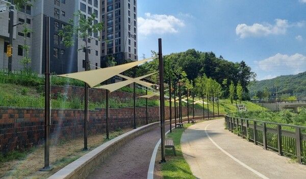 흙 향기 맨발 길 고산3호 근린공원(사진제공=광주시청)