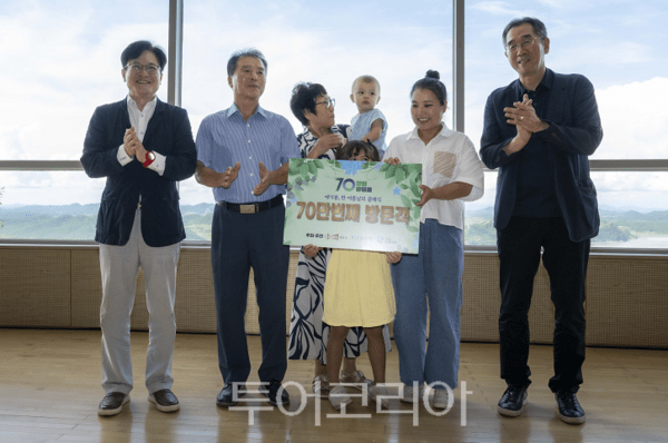 애기봉평화생태공원의 70만번째 방문객인 김소정님 가족과 김병수 시장, 이계현 김포문화재단 대표이사