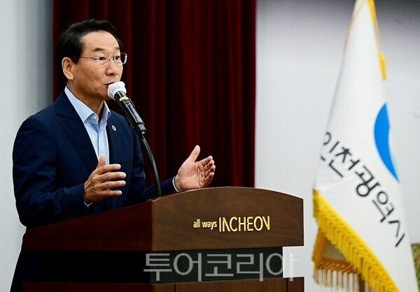 유정복 인천광역시장이 1일 시청 대회의실에서 열린 '2025년 9월 직원 월례조회'에서 하고 있다.