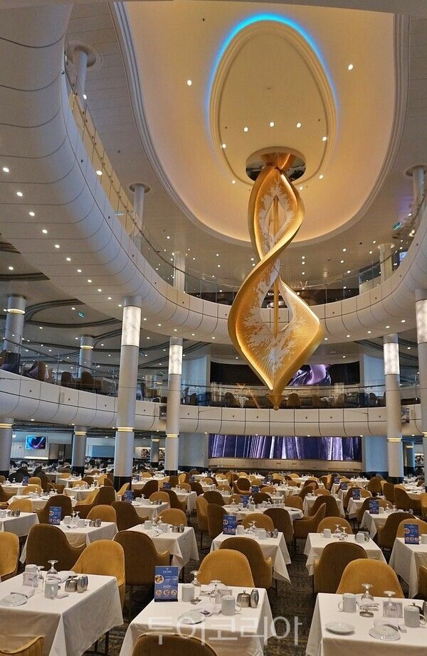 스펙트럼호 다이닝룸