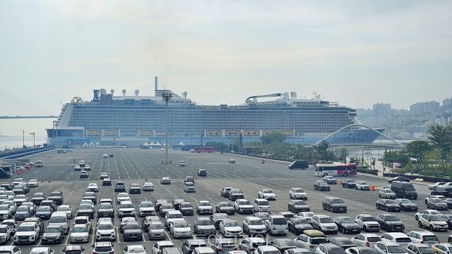 부산항 정박중안 로얄캐리비안크루즈.