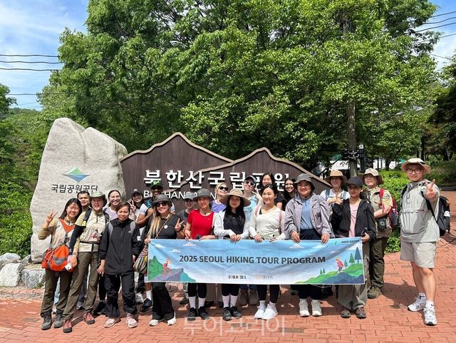 도봉산 마당바위 코스 종료 후 기념 사진을 촬영하고 있다/사진-서울관광재단