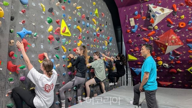 외국인 참가자들이 BAC 실내 스포츠 클라이밍 센터와의 협업 프로그램을 즐기고 있다./사진-서울관광재단