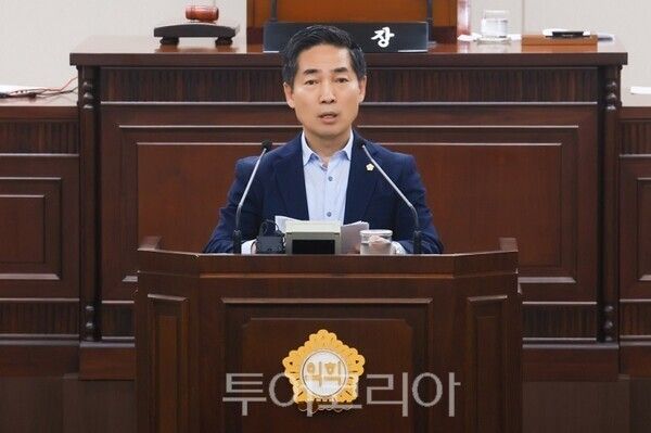 인천 부평구의회 박영훈 의원이 지난 10일 열린 제271회 임시회 제2차 본회의에서 구정질문을 통해 (가칭) 음악공간 ‘지음’ 사업의 전면 재검토를 촉구하고 있다.