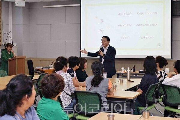 김찬진 동구청장이 지난 9일 인천동구정신건강복지센터와 협력해 ‘민관 사례관리 담당자 역량강화 교육’을 실시하고 있다.