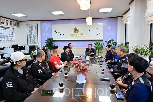 지난 10일 이종환 서울시의회 부의장과 &nbsp;배달플랫폼 종사자들은 서울시의회에서 &nbsp;‘서울시민 안전지킴이 확대’ 등에 대한 소통의 시간을 가졌다.