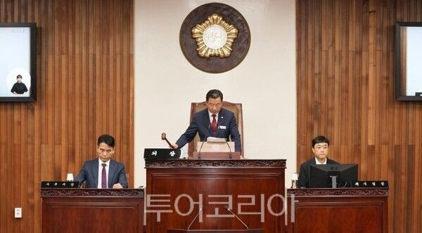 박두형 여주시의장이 회의를 잔행하고 있다(가운데)/투어코리아뉴스 김경남 기자