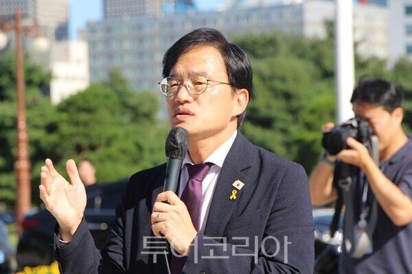 더불어민주당 박주민 의원이 11일 오후 국회 계단 앞에서 문신사법의 국회 통과를 촉구하는문신사들에게 다음 본회의에는 반드시 통과시키겠다고 밝히고 있다. 2025.09.11. / 투어코리아 이창호 기자
