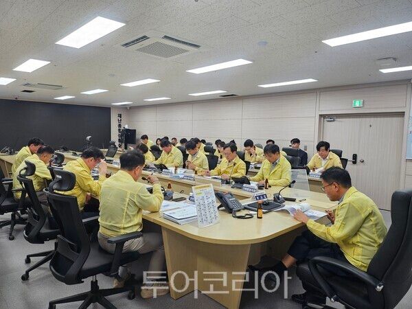 군산시는 지난 11일 시청 부시장실에서 전주기상지청장과 예보관이 직접 참석한 가운데 강수 전망과 집중호우 위험지역에 대한 브리핑을 받았다. /사진-군산시