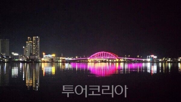 청초호에서 바라본 설악대교 야경&nbsp;[사진= 투어코리아 DB]